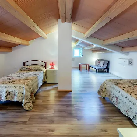 Сasa de vacaciones Four-bedroom With Sea View 08